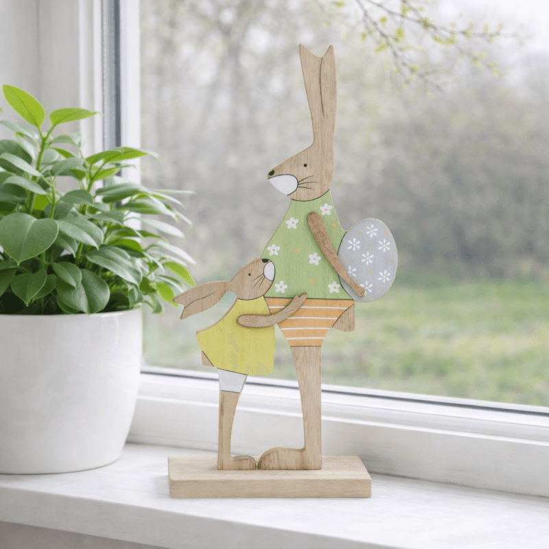 Träkaniner 32 cm i mjuka pasteller. Dekorativ påskfigur i trä som sprider vårkänsla, fina i fönster eller på bord.