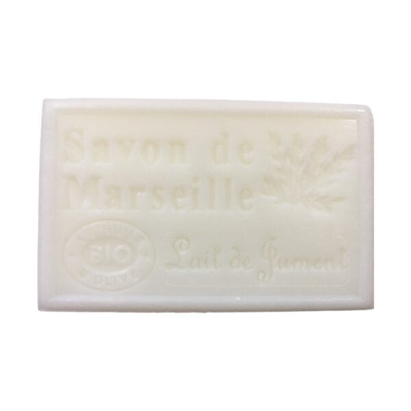 Fransk tvål 125 g med tillsats av ren stomjölk – vardagslyx och välbefinnande. Mild och vårdande med vegetabiliska oljor. Levereras i fin presentask.