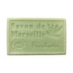 Fransk tvål 125 g doftsatt med eucalyptus från Grasse – vardagslyx och välbefinnande. Mild och vårdande med vegetabiliska oljor. Levereras i fin presentask.