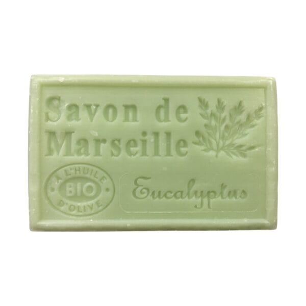 Fransk tvål 125 g doftsatt med eucalyptus från Grasse – vardagslyx och välbefinnande. Mild och vårdande med vegetabiliska oljor. Levereras i fin presentask.