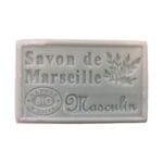 Fransk tvål 125 g med maskulin doft från Grasse – vardagslyx och välbefinnande. Mild och vårdande med vegetabiliska oljor. Levereras i fin presentask.