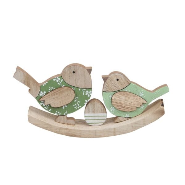 Träfåglar 20 cm med gröna målade detaljer och dekorativt ägg på rundad bas. En stämningsfull påskdekoration i trä som sprider mjuk vårkänsla i hemmet.