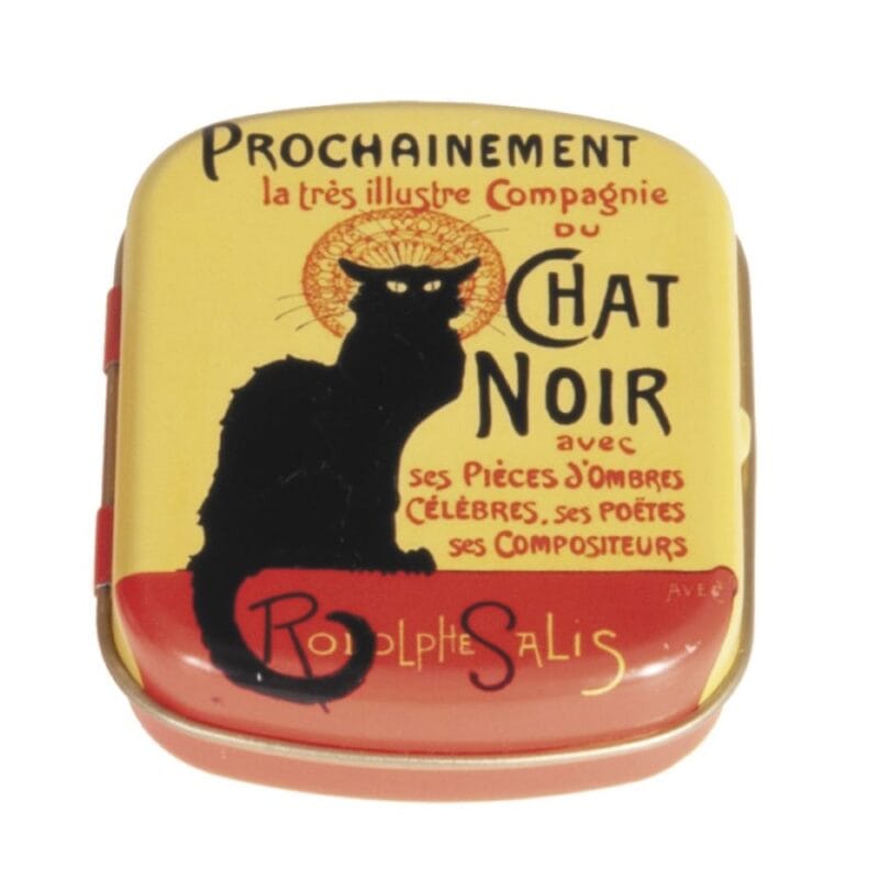 Liten ask i plåt med fint art nouveaumönster. Asken har uppfällbart lock. Längd 6,3 cm, bredd 5,2 cm, höjd 1,8 cm.