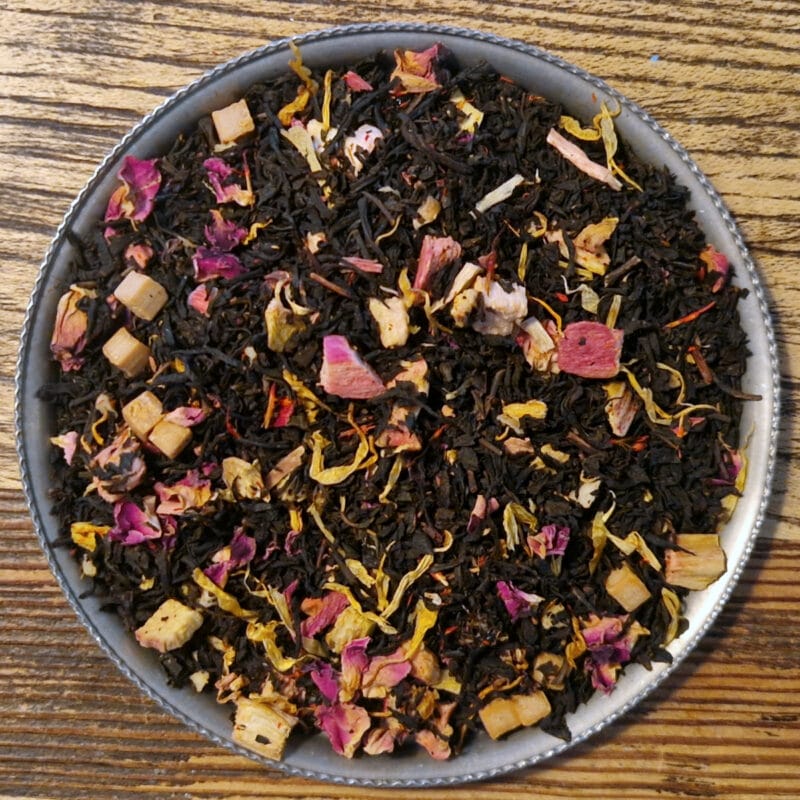 Kola, rabarber och grädde, svart te med gräddkola, rabarber och lena gräddtoner. Sött och syrligt i fin balans, vår stora kundfavorit.