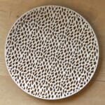 Fruktfat i vitlackerad metall med genombrutet mönster som ger ett luftigt uttryck. Diameter 35 cm. Passar perfekt på köksbordet för frukt eller dekoration.