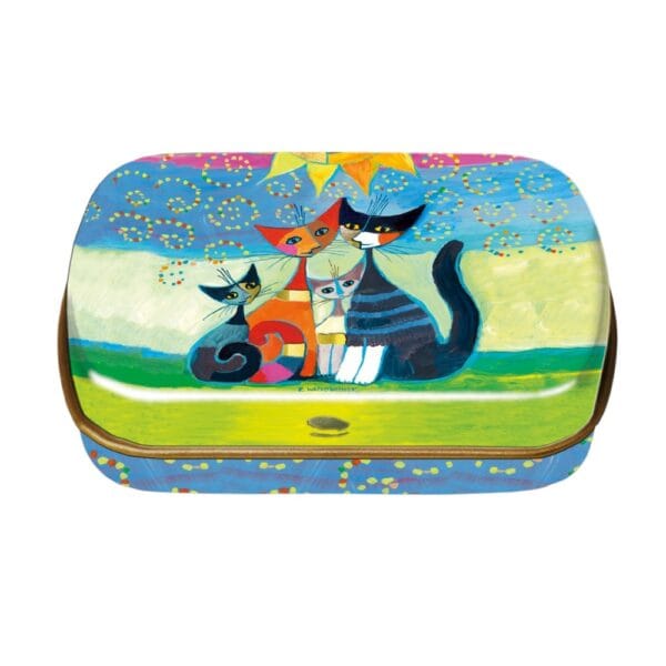 Liten ask i plåt med fint kattmönster av Rosina Wachtmeister. Asken har uppfällbart lock och måtten 6,3x1,8x5,2 cm.