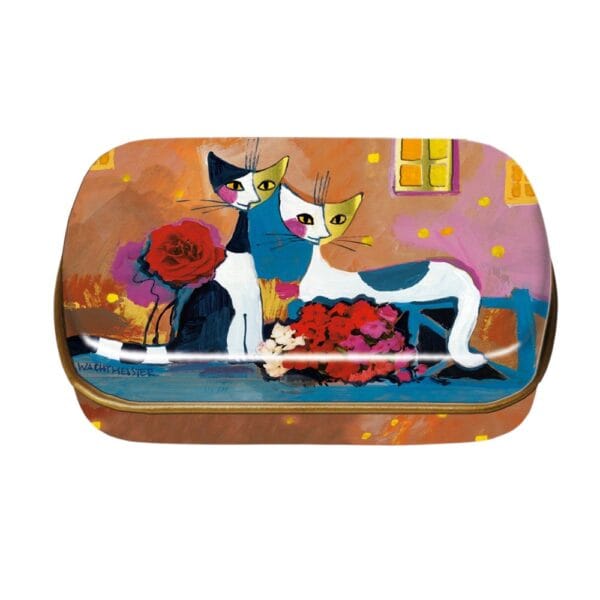 Liten ask i plåt med fint kattmönster av Rosina Wachtmeister. Asken har uppfällbart lock och måtten 6,3x1,8x5,2 cm.