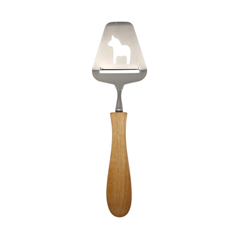 Osthyvel med handtag i oljad al som kombinerar naturlig träkänsla med en klassisk och funktionell design. Hantverk från Rättvik Sverige.