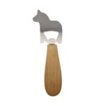 Flasköppnare med handtag i oljad al som kombinerar naturlig träkänsla med en klassisk och funktionell design. Hantverk från Rättvik Sverige.