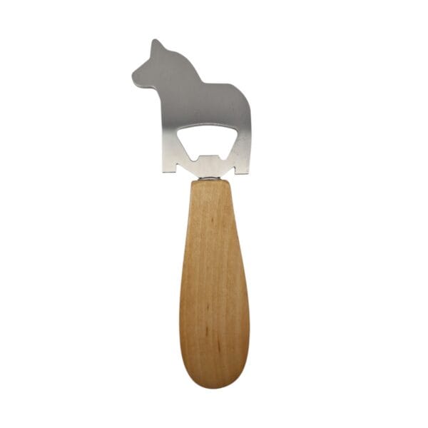 Flasköppnare med handtag i oljad al som kombinerar naturlig träkänsla med en klassisk och funktionell design. Hantverk från Rättvik Sverige.