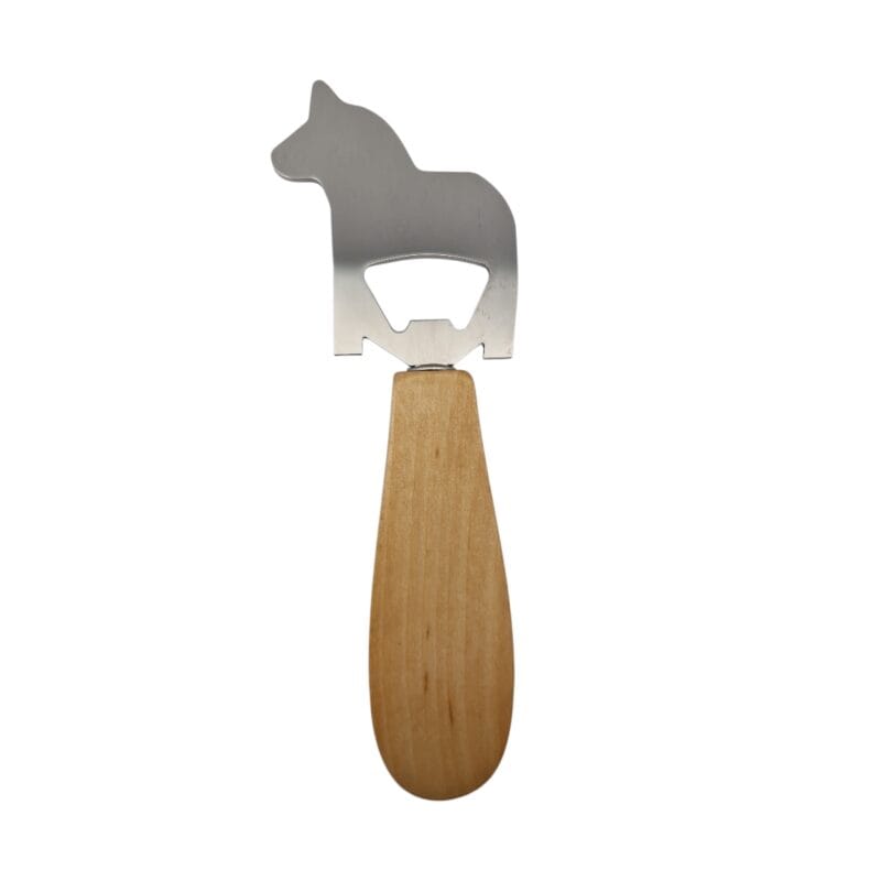 Flasköppnare med handtag i oljad al som kombinerar naturlig träkänsla med en klassisk och funktionell design. Hantverk från Rättvik Sverige.