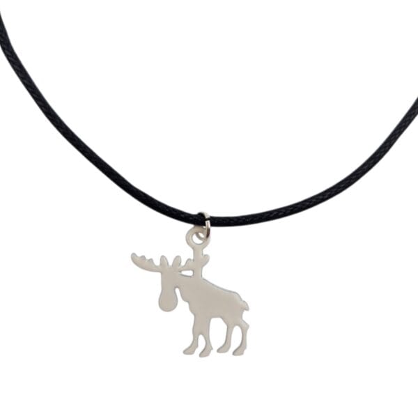 Halsband i läder med hänge i järn i en klassisk form . Ett charmigt smycke för dig. Hantverk designat och tillverkat i Rättvik Sverige.