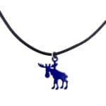Halsband i läder med hänge i järn i en klassisk form . Ett charmigt smycke för dig. Hantverk designat och tillverkat i Rättvik Sverige.
