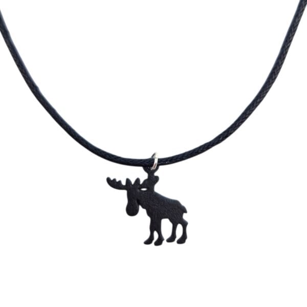 Halsband i läder med hänge i järn i en klassisk form . Ett charmigt smycke för dig. Hantverk designat och tillverkat i Rättvik Sverige.