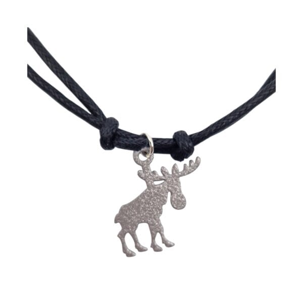 Halsband i läder med hänge i järn i en klassisk form . Ett charmigt smycke för dig. Hantverk designat och tillverkat i Rättvik Sverige.