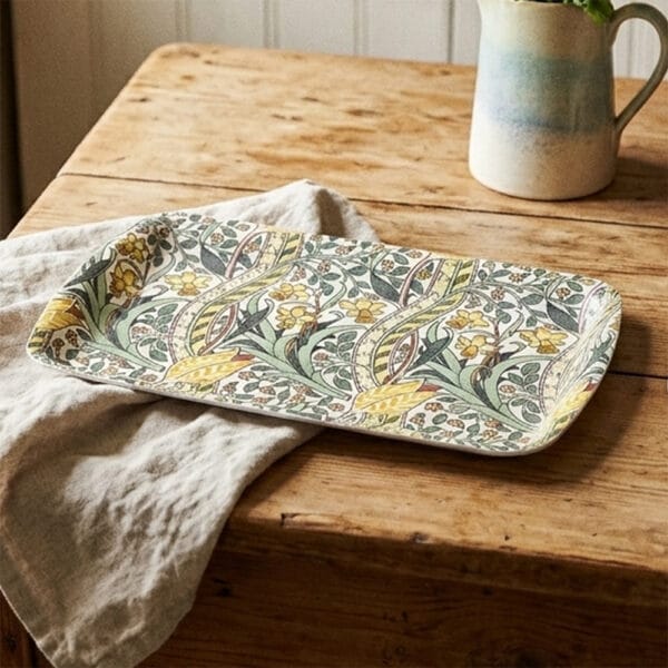 Bricka i melamin med William Morris-mönster. Dekorativ och praktisk bricka med rikt, detaljrikt motiv. Perfekt för servering.