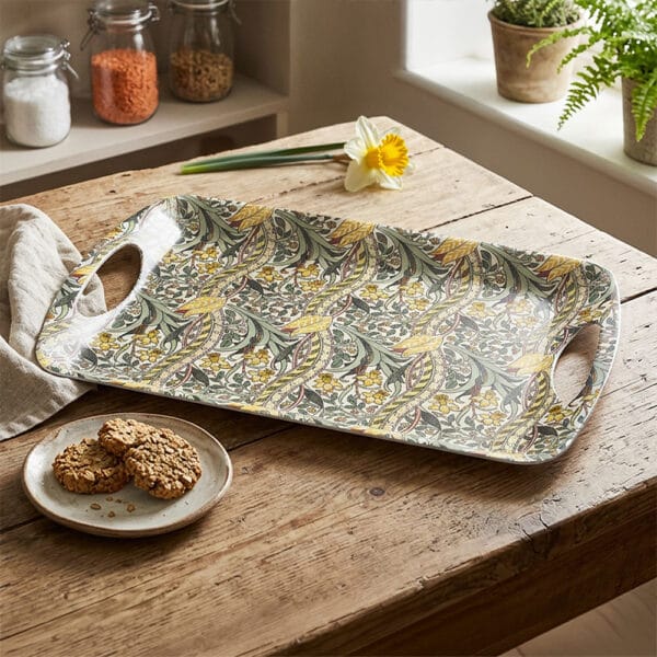 Stor bricka i melamin med William Morris-mönster. Dekorativ och praktisk bricka med rikt, detaljrikt motiv. Perfekt för servering.