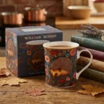 William Morris Wildlife mugg i fine china med detaljrikt djurmotiv. Rymmer 300 ml, tål diskmaskin och mikro. Levereras i dekorativ presentkartong.