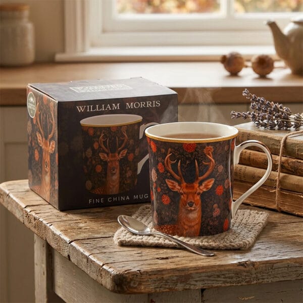 William Morris Wildlife mugg i fine china med detaljrikt djurmotiv. Rymmer 300 ml, tål diskmaskin och mikro. Levereras i dekorativ presentkartong.