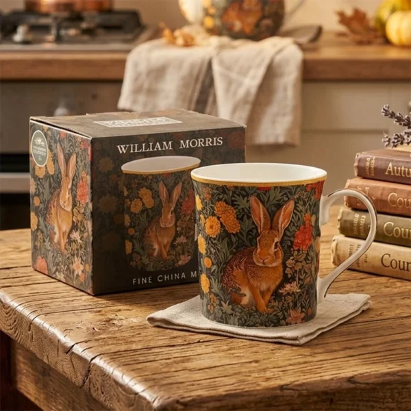 William Morris Wildlife mugg i fine china med detaljrikt djurmotiv. Rymmer 300 ml, tål diskmaskin och mikro. Levereras i dekorativ presentkartong.