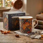 William Morris Wildlife mugg i fine china med detaljrikt djurmotiv. Rymmer 300 ml, tål diskmaskin och mikro. Levereras i dekorativ presentkartong.