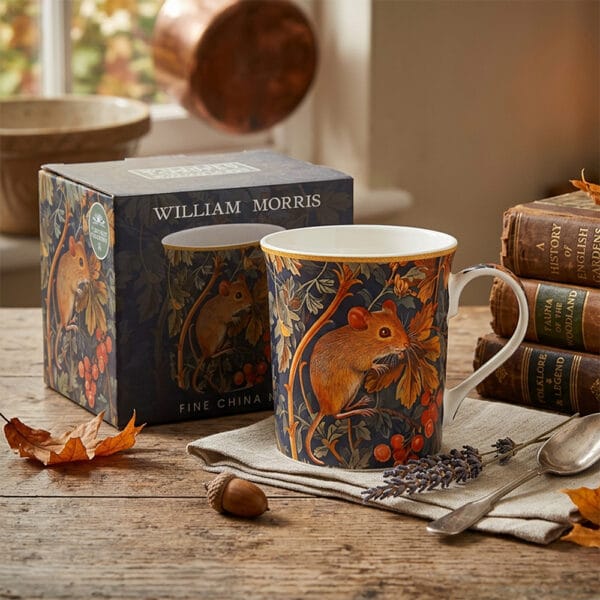 William Morris Wildlife mugg i fine china med detaljrikt djurmotiv. Rymmer 300 ml, tål diskmaskin och mikro. Levereras i dekorativ presentkartong.