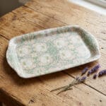 Bricka i melamin med mönstret Pimpernel av William Morris. Praktisk serveringsbricka 21 × 14 cm med klassiskt Arts & Crafts-motiv. Handdisk rekommenderas.